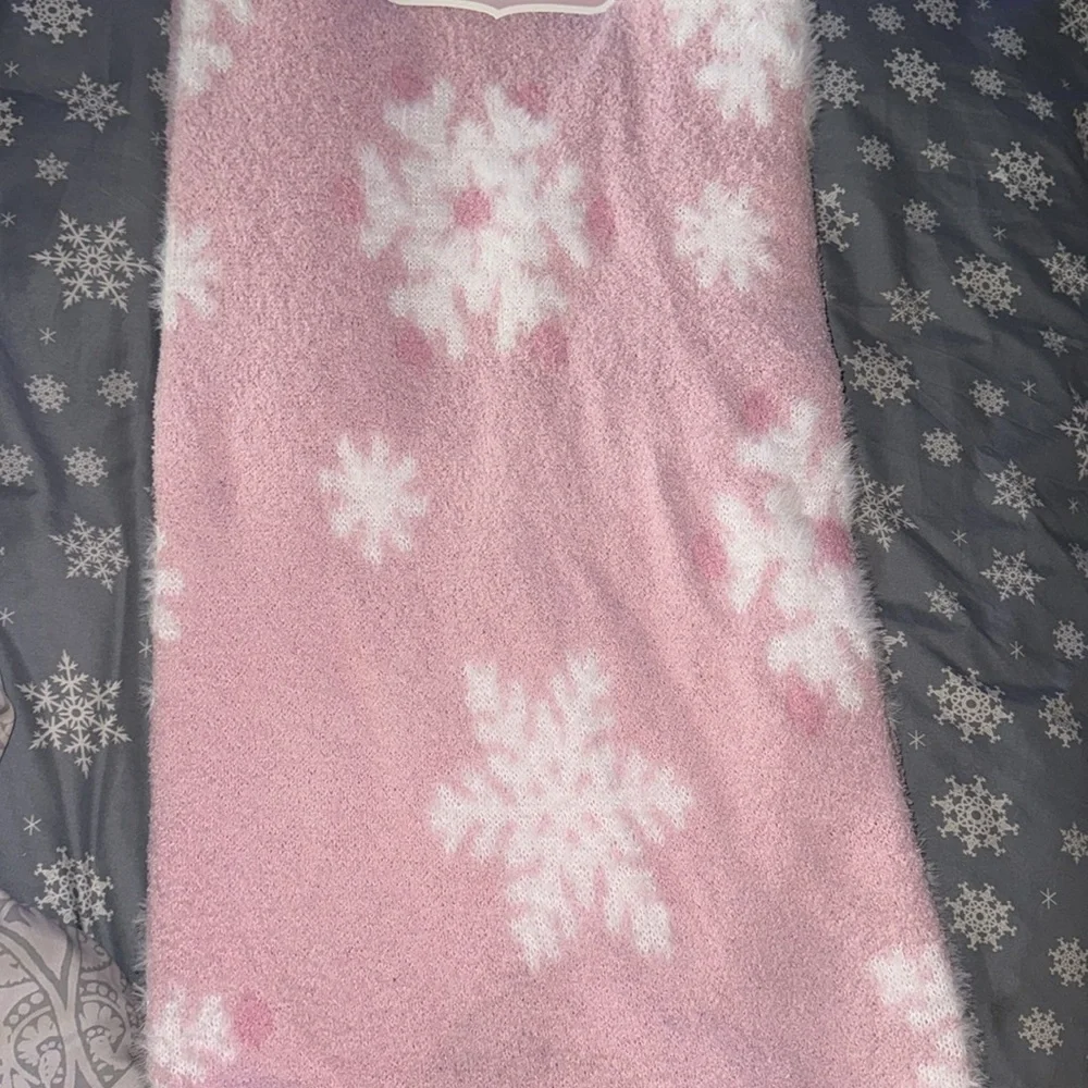 Twilight town, Christmas, pink and white snowflake fuzzy blanket
